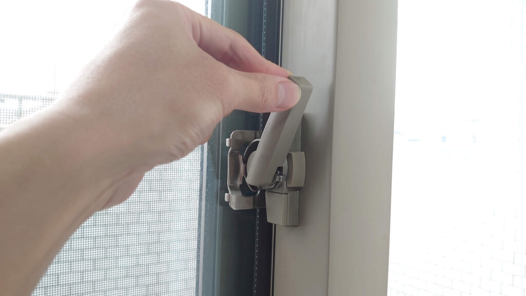 窓の鍵のフック部分を外側から解錠可能