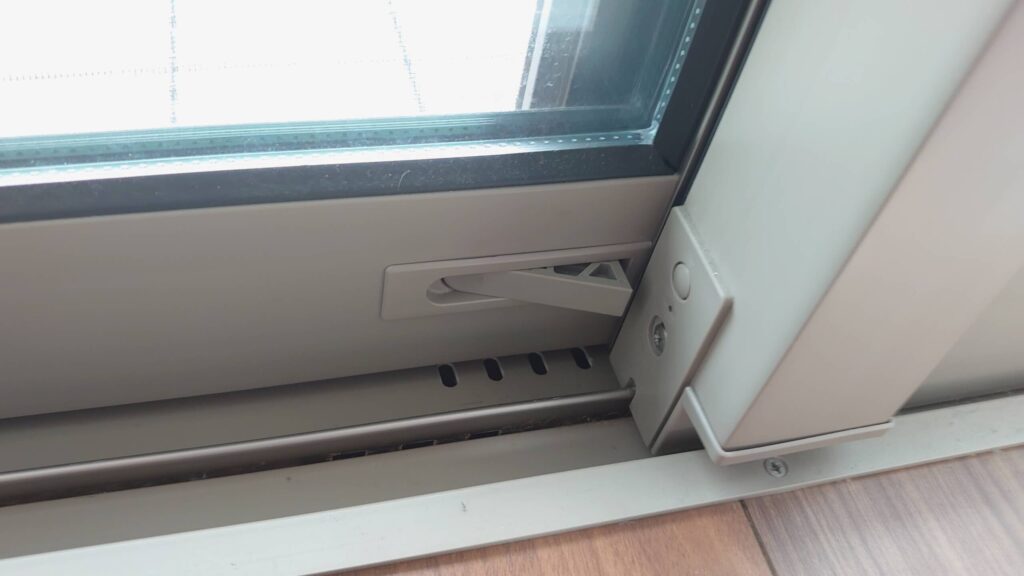 窓の下に付いてるシーソーロックも外側から解錠可能