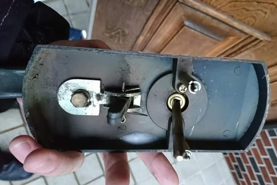 ALPHA製のサムラッチ錠｜鍵を全て紛失したことによる解錠＆交換