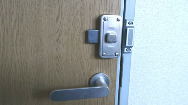室内ドアへの鍵の新規取付工事に出張対応する鍵屋