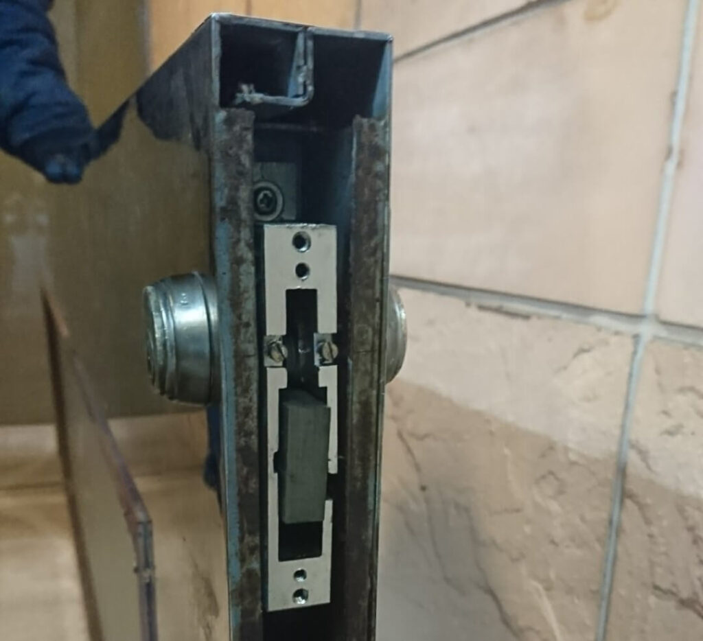 自動ドアの脱着＆鍵修理に出張対応する鍵屋