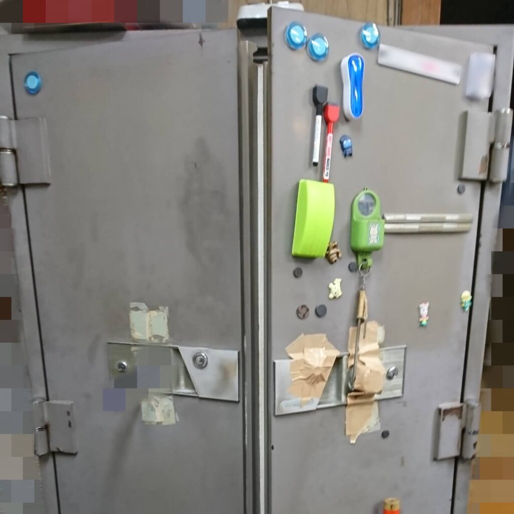 業務用金庫の開錠に出張対応する鍵屋