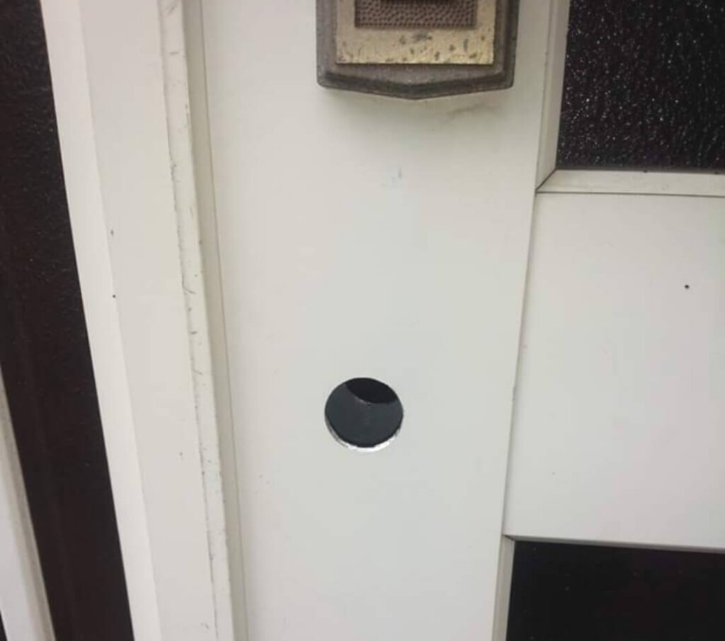 玄関ドアに穴を開けて徘徊防止の鍵を新規取付