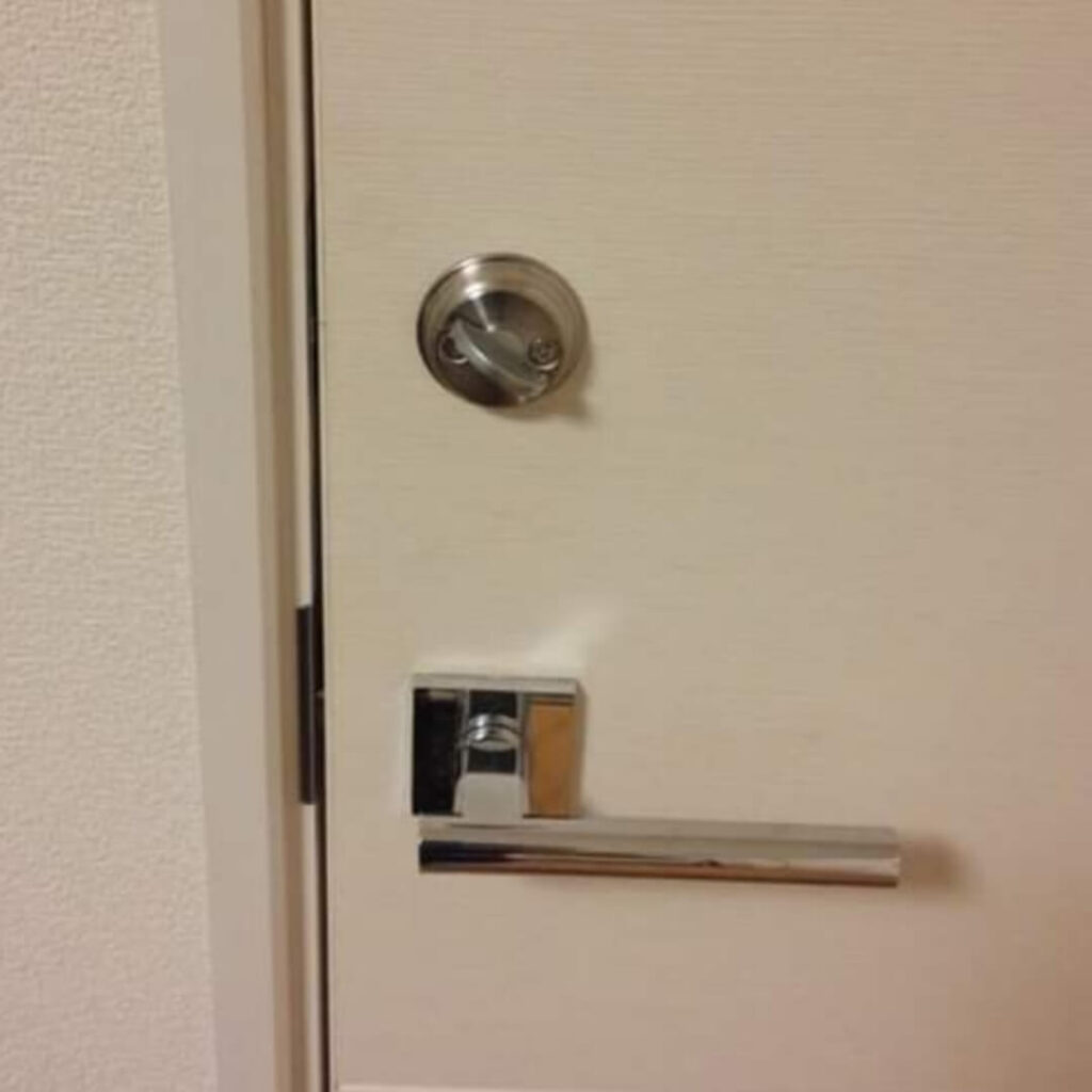 室内ドアに新しい鍵を新規取り付け