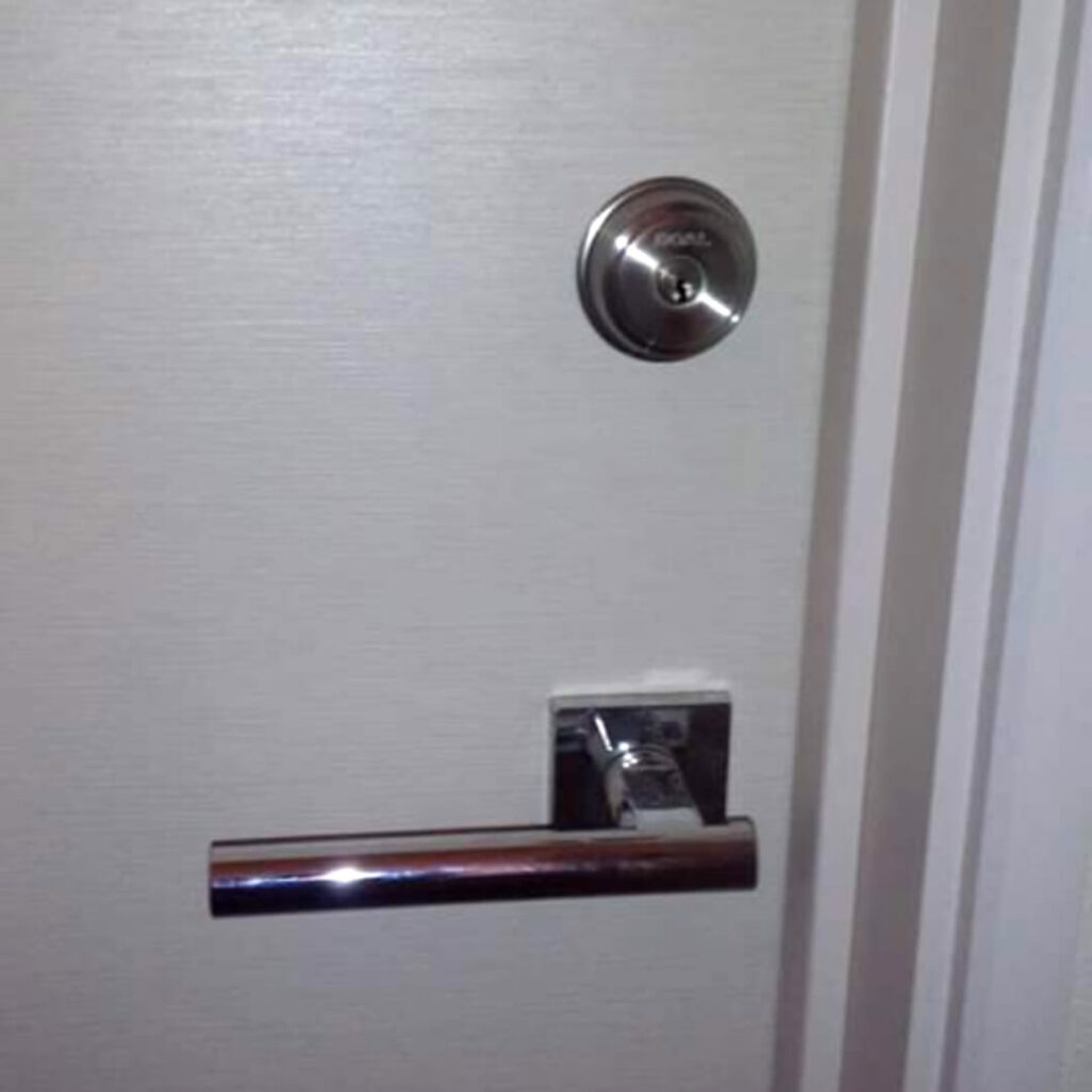 室内ドアに彫り込み錠の新規取り付け工事