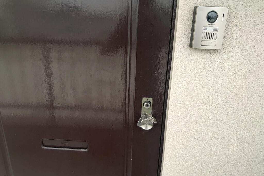玄関の鍵を壊しても開けられない？
