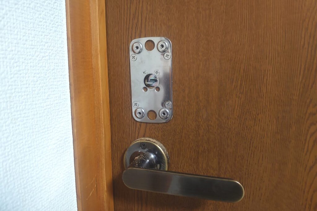 室内扉に鍵取付けに出張対応する鍵屋
