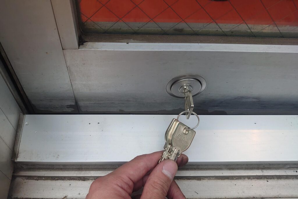 自動ドアの鍵を紛失しても即日交換が可能