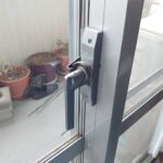 逆さタイプの窓の鍵「クレセント錠」｜買い物＆道具を作って無傷解錠