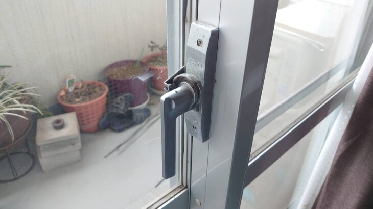 逆さタイプの窓の鍵「クレセント錠」｜買い物＆道具を作って無傷解錠