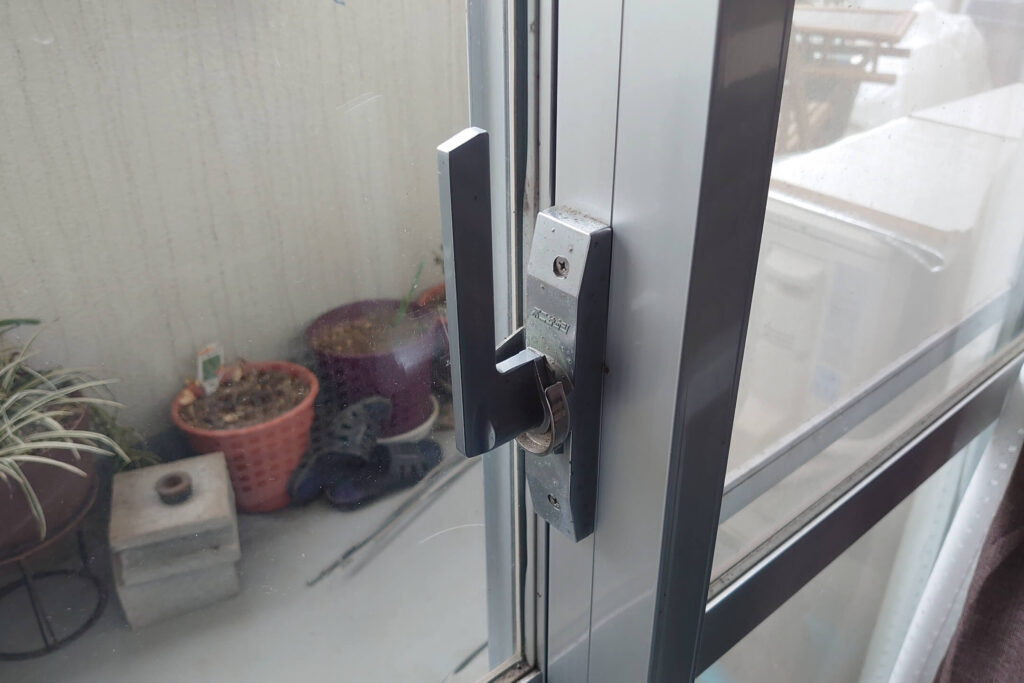 古い逆さタイプの窓の鍵を割らずに外から開錠