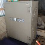 業務用金庫2台の破棄に伴う解錠依頼｜力の限りハンマーをフルスイング