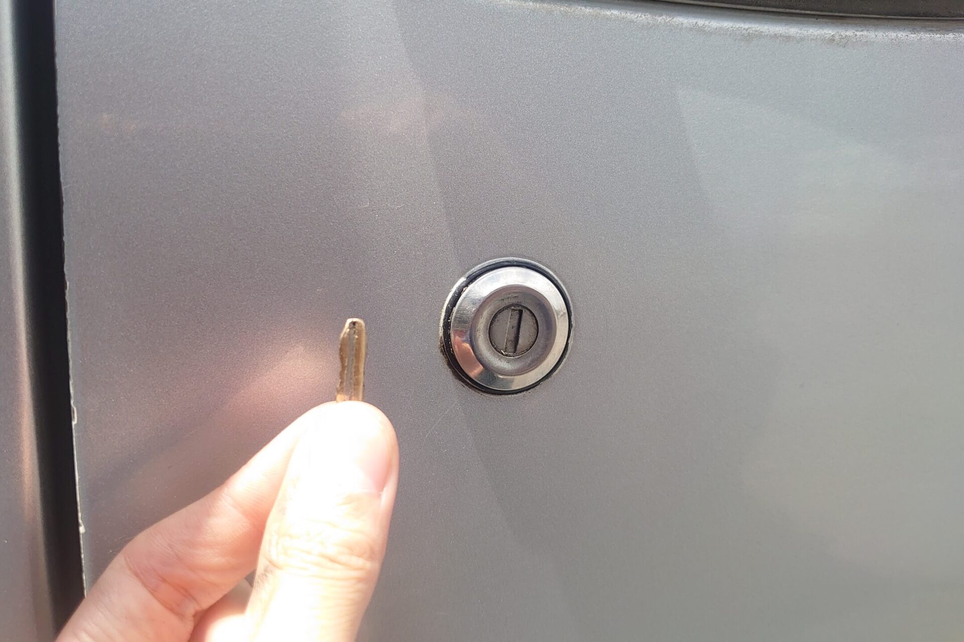 車の鍵が折れたことによる抜き取り作業や新しい鍵の作製に出張対応！
