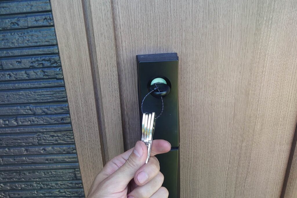 戸建て玄関の鍵交換(リクシル製)に出張対応