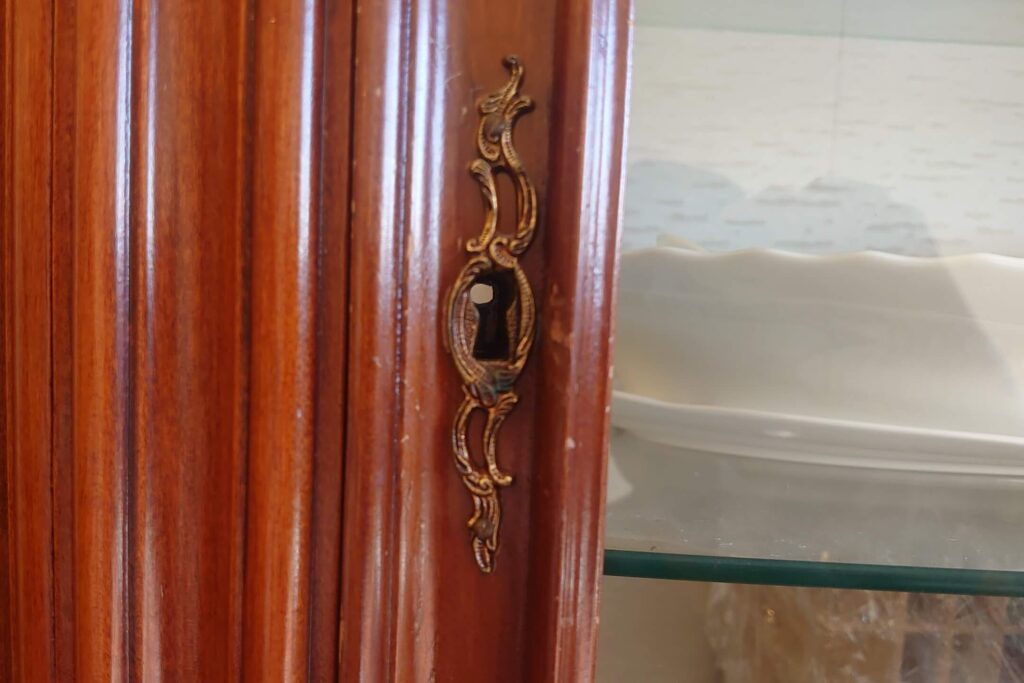イタリア家具の棒鍵の解錠に出張対応