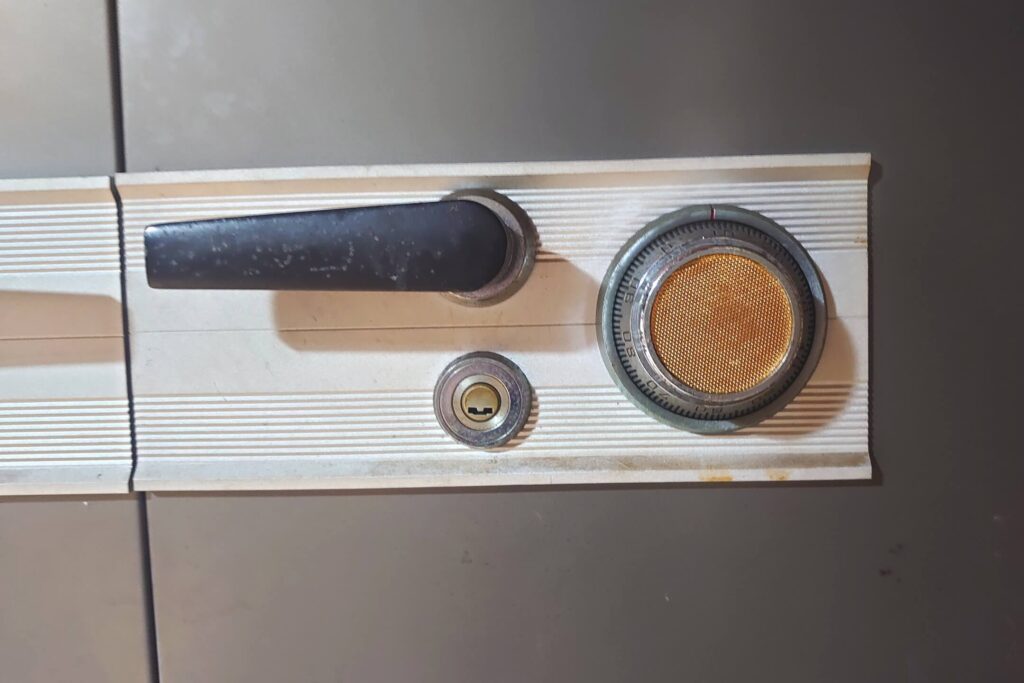 日本アイエスケイ金庫の鍵穴とダイヤル錠