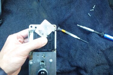 シャーロック製のカードキーが内部で折れても分解して修理可能です