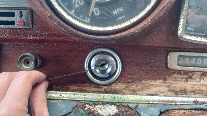 ピッキングでイグニッションを回す