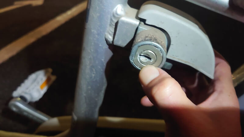 鍵穴を押し込まないと回らない仕組み