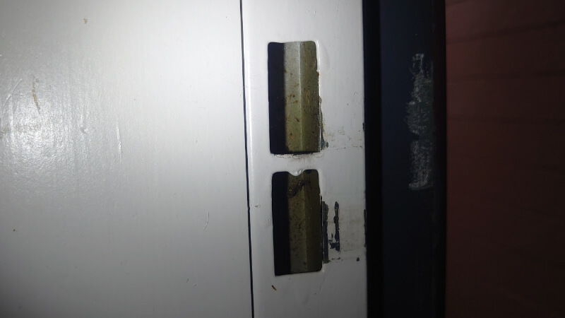 ラッチボルトとデッドボルトが入る切り欠き ラッチボルトとデッドボルトが入る切り欠き