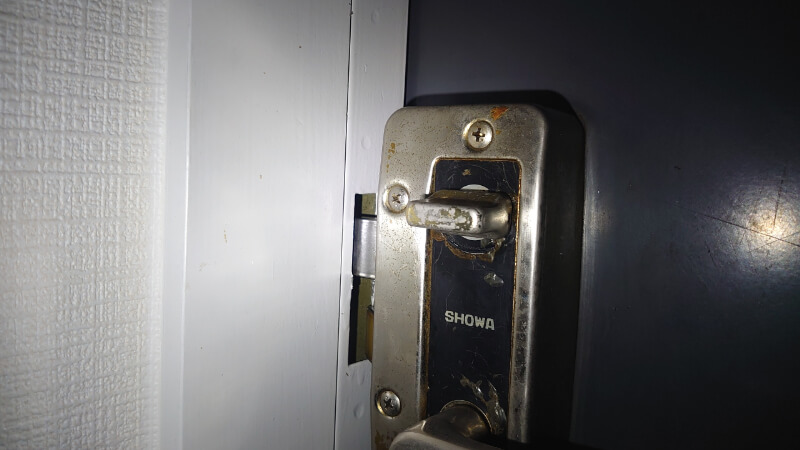 受けを加工して施錠できるように 受けを加工して施錠できるように