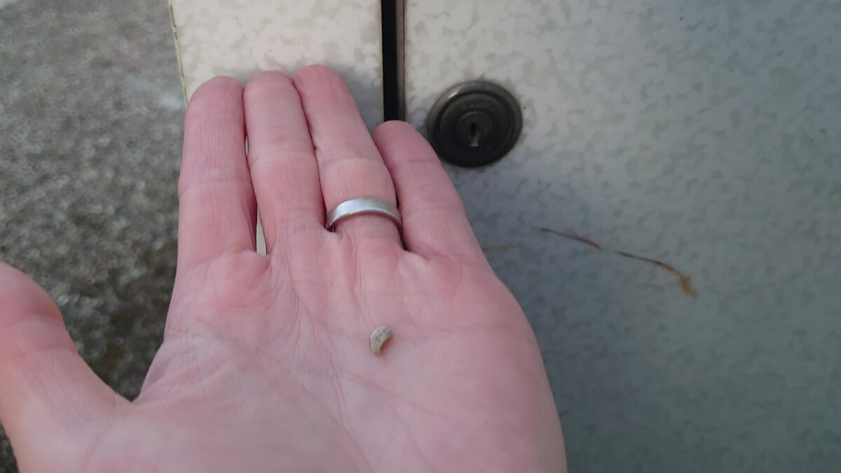 鍵穴に大量の小石が詰め込まれている 鍵穴に大量の小石が詰め込まれている