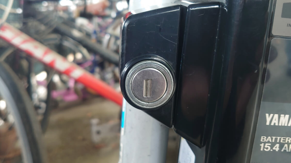 鍵穴が中心から下に寄ってる＆シャッター機能付き